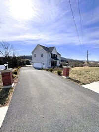 Building Photo - Single Family Home in Broadway