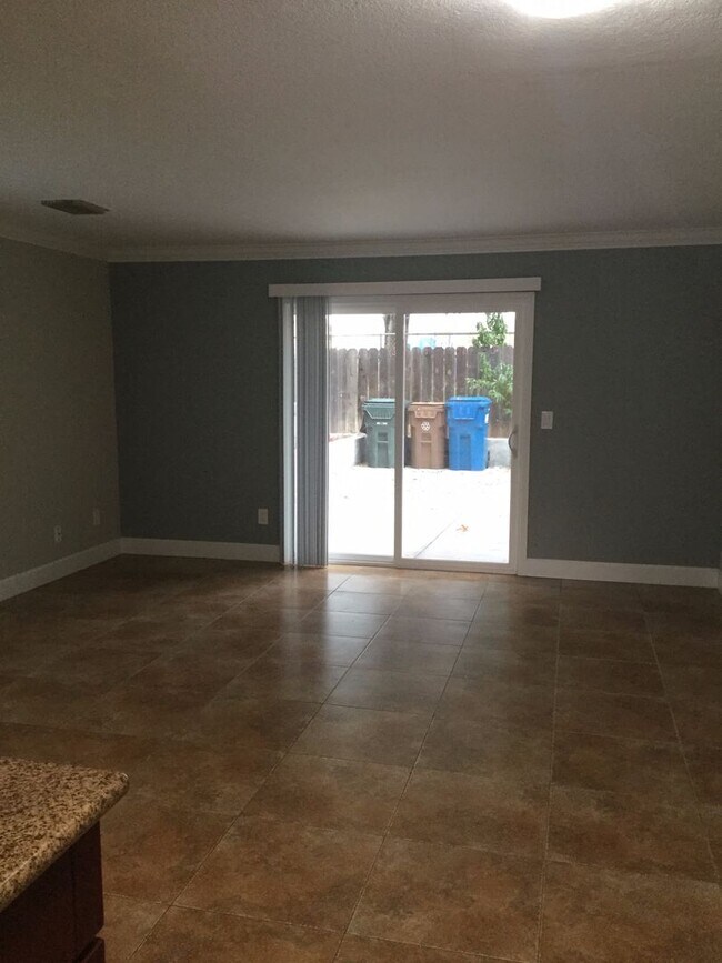 Building Photo - 2 Bedroom / 1 Bathroom Townhome in Bay Point