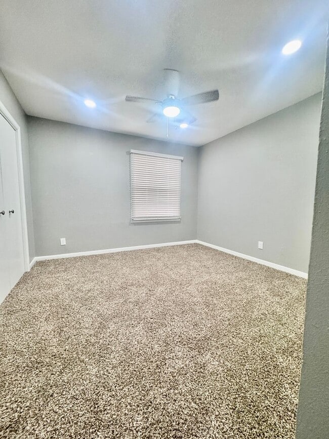 Building Photo - Newly Renovated Woodway Home