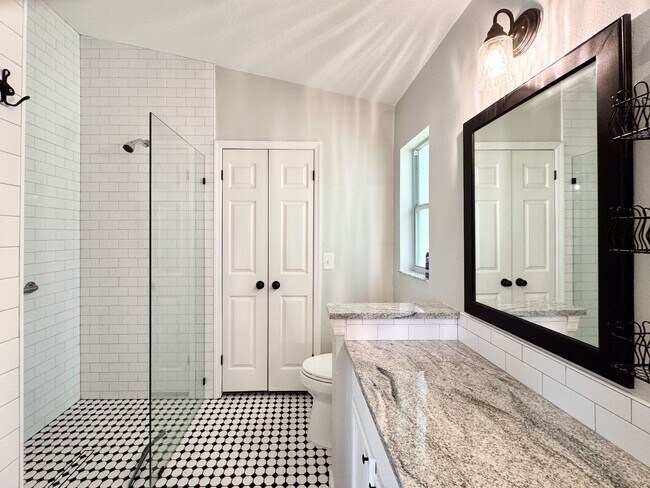 Building Photo - Beautifully upgraded 3/2 with double car garage!