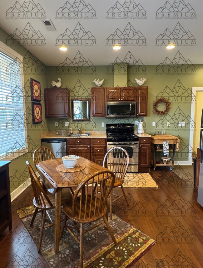 Primary Photo - 1006 E 2nd St