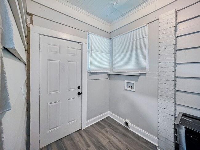 Building Photo - Beautifully Renovated 4 Bedroom Home in th...