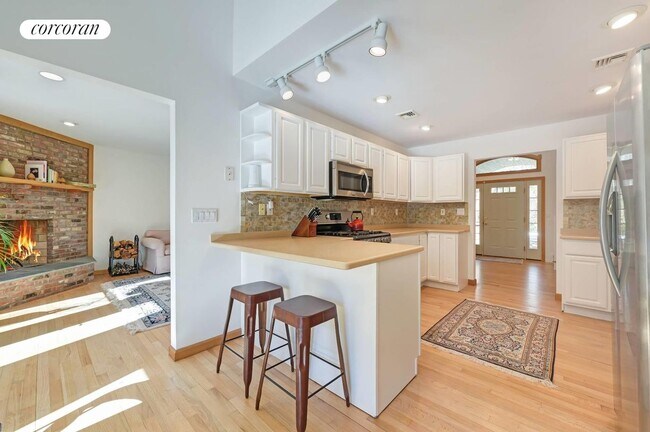 Building Photo - 563 Montauk Hwy