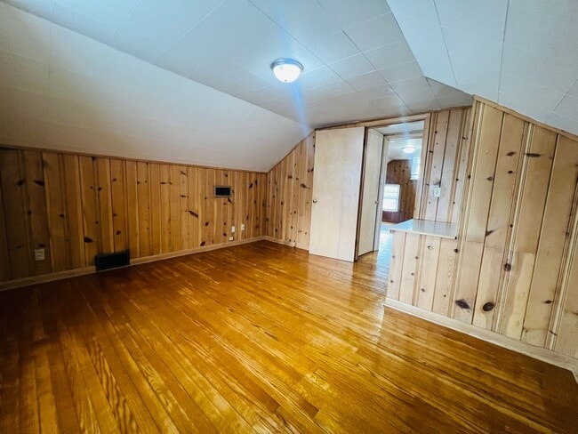 Building Photo - Elegant Kenosha Single Family Home with Chef’s Kitchen and Two-Car Garage