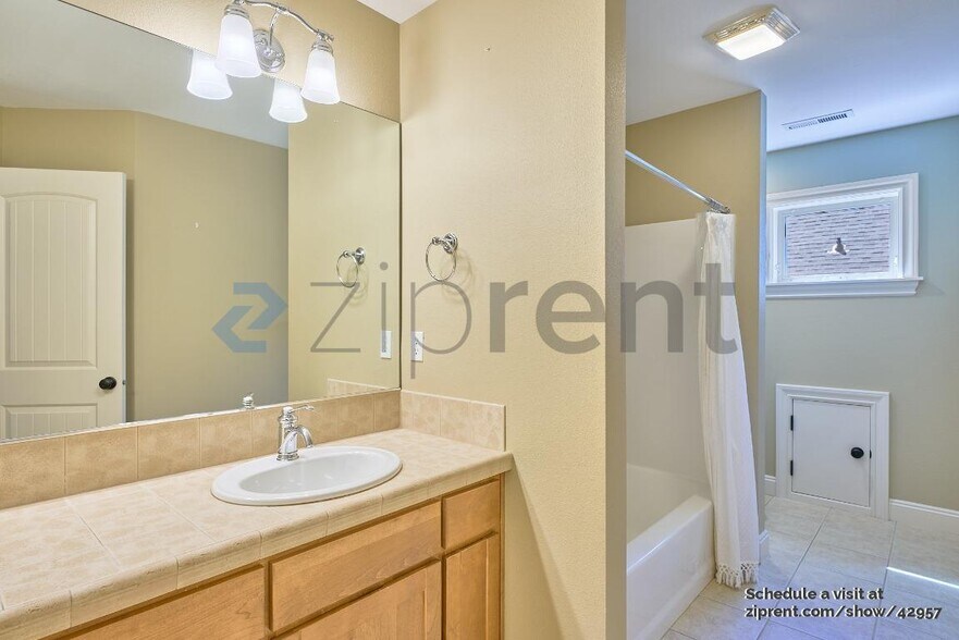 Building Photo - 11379 NW Valros Ln