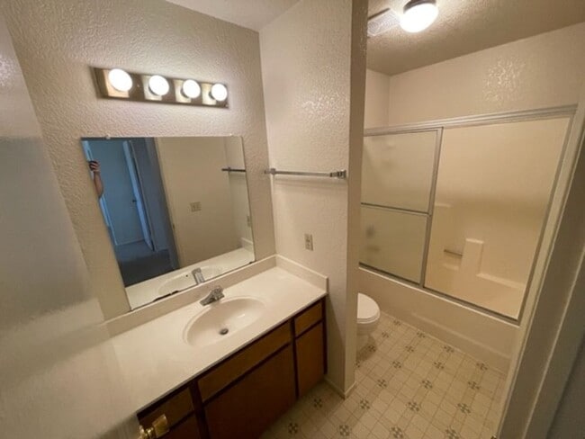 Building Photo - Spacious Orangevale condo that is clean, quite, and private.