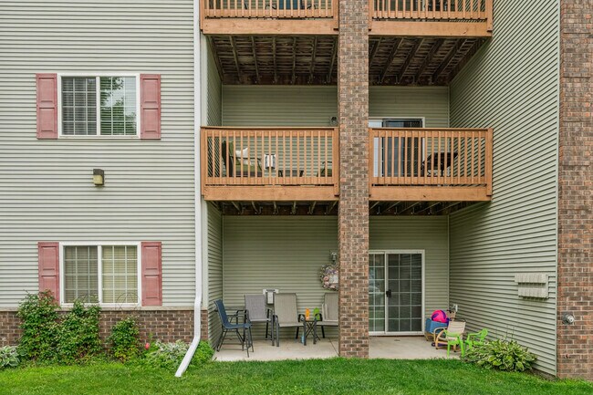 Building Photo - 80 Circle Dr