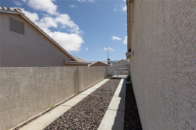 Building Photo - 533 Trocadero St