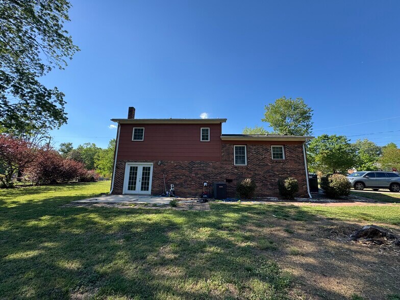 Building Photo - 1020 Village Cir