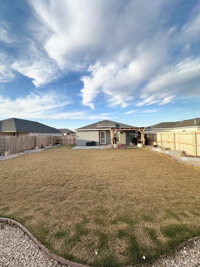 Building Photo - 2 Bed 2 Bath House Furnished!