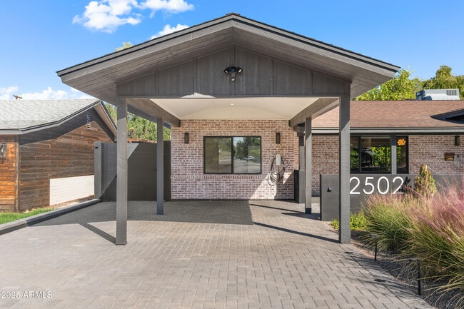 Building Photo - 2502 E Whitton Ave