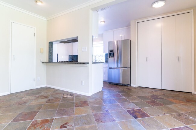 Building Photo - Beautiful 3b2b Home with Private Fenced Ya...