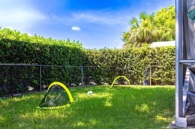 Building Photo - 312 N Luna Ct