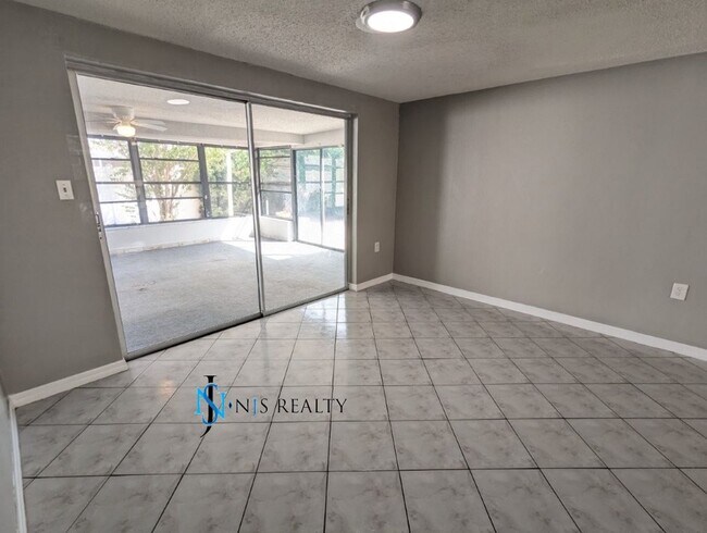 Building Photo - True 3 bed/2 bath/1400+ Sq. Ft. home with Large open floorplan, and a HUGE enclosed porch!!