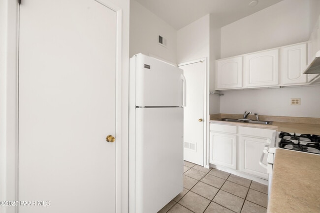 Building Photo - 340 Country Club Cir