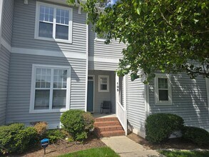 Building Photo - Spacious 2-Bedroom Townhome in Amenity-Ric...