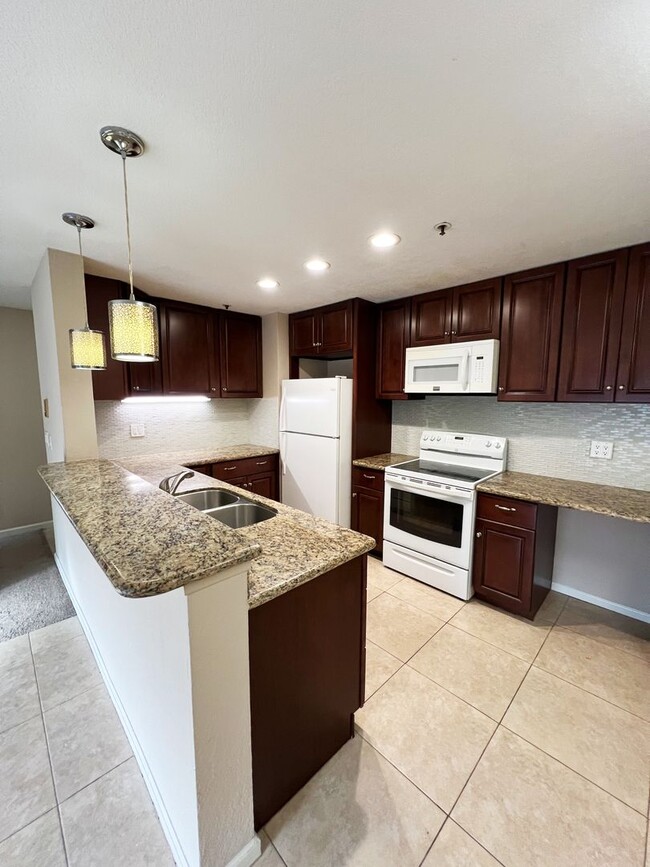 Building Photo - 2 Bed/2 Bath Upgraded Condo in Presidio Pl...