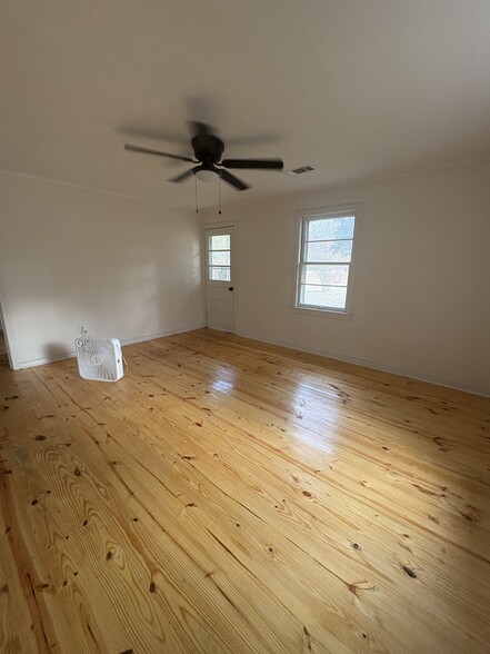 Building Photo - 492 Mobile St