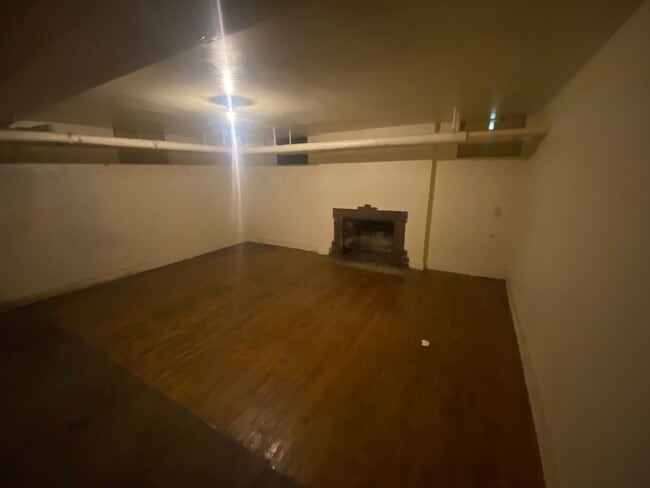 Building Photo - Massive 4 Bedroom, 2 Bath Brick Home