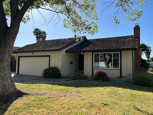 Primary Photo - Beautifully Renovated 4 Bedroom 2 Bath Sin...