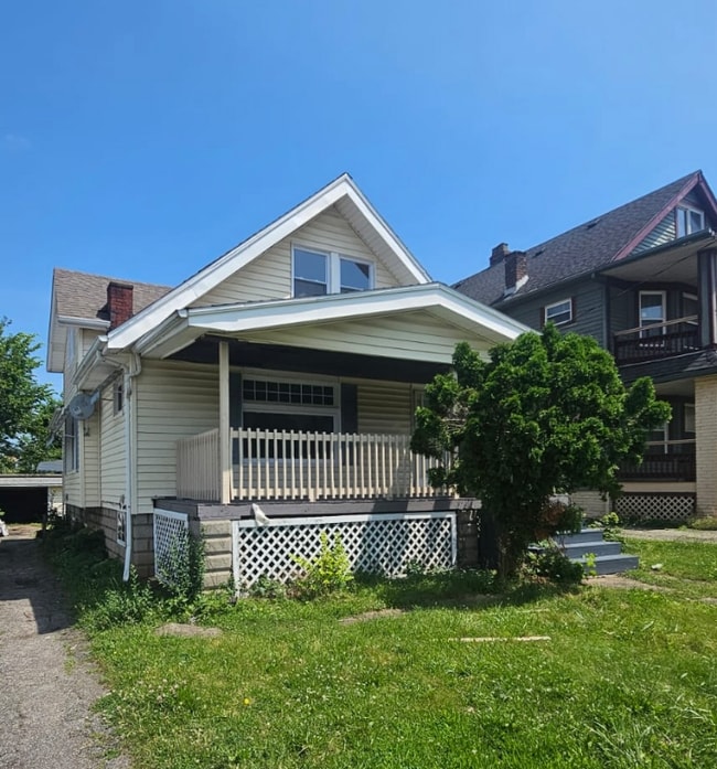 Building Photo - 8409 Rosewood Ave