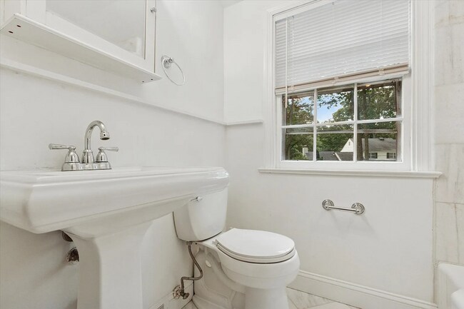 Building Photo - 6 Bedroom/3 Bathroom Available in Wayne!