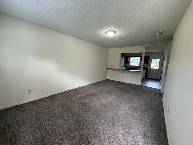 Building Photo - 2 Bedroom, 1 Bath Duplex