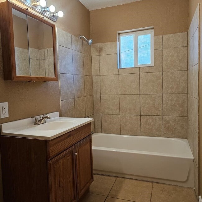 Building Photo - 801 W Golf Course Rd