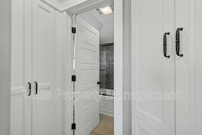 Building Photo - 2350 Cottage St SE