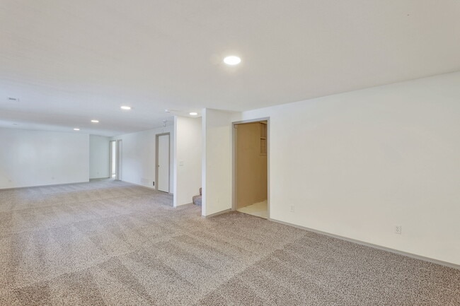 Building Photo - 1260 S Ridgehurst Cir