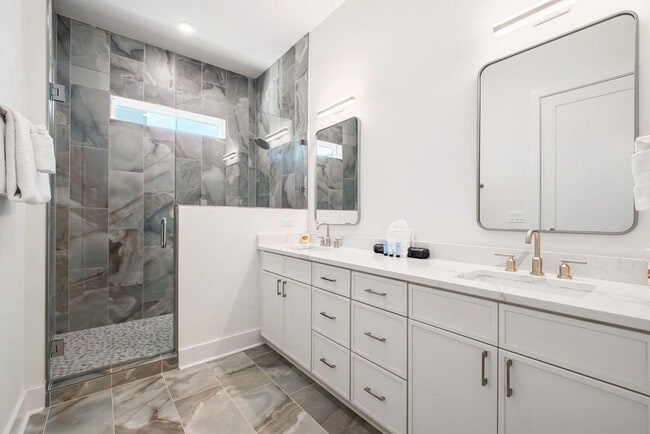 Building Photo - 31 Sarah St