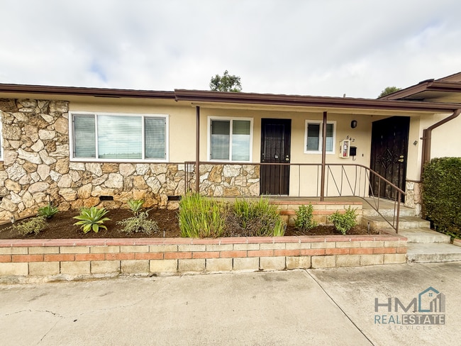Building Photo - Homes Management - 2 Bed, 1.5 Bath Duplex ...