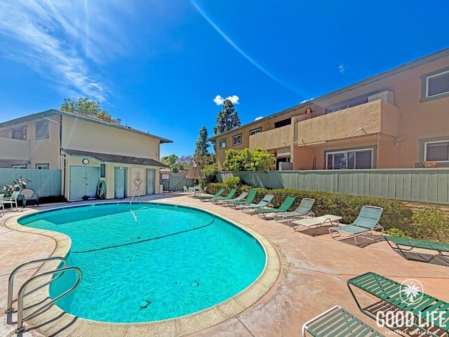 Building Photo - Beautiful 1BD/1BA W/ Reserved Parking and Laundry On-Site in Pacific Beach!