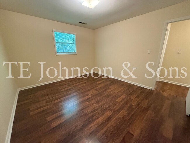 Building Photo - 1506 Oakshire-Water Included