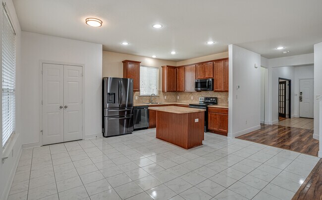 Building Photo - 11905 Fieldcrest Run