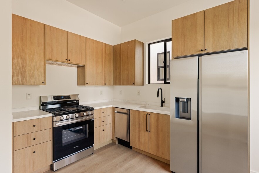 Building Photo - 17850 Saticoy St