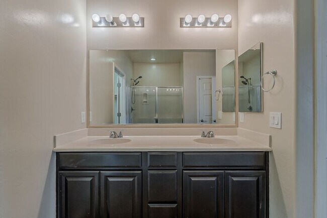 Building Photo - Modern 4 Bed Tucson Rental with Spacious K...