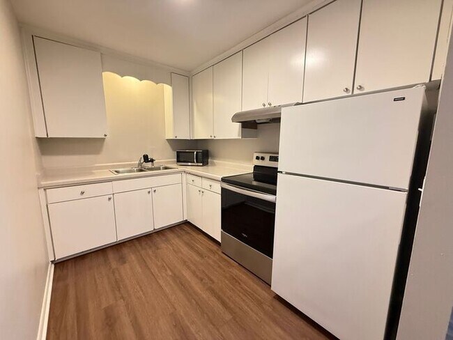 Building Photo - 2 Bedroom Unit was recently renovated. Live walking distance from the downtown square or steps fr...