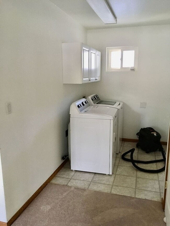 Building Photo - Main level living, brick duplex in quiet N...