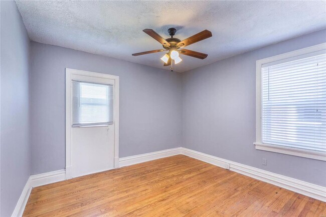 Building Photo - Lindenwood Ave 4919-4921