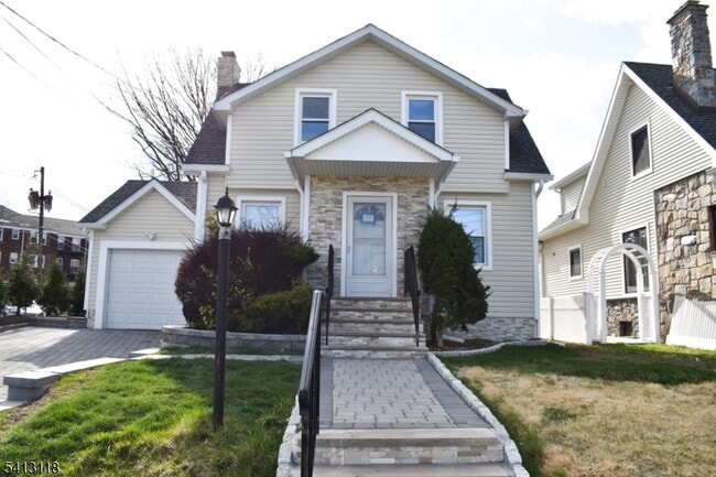 Building Photo - 52 Day St