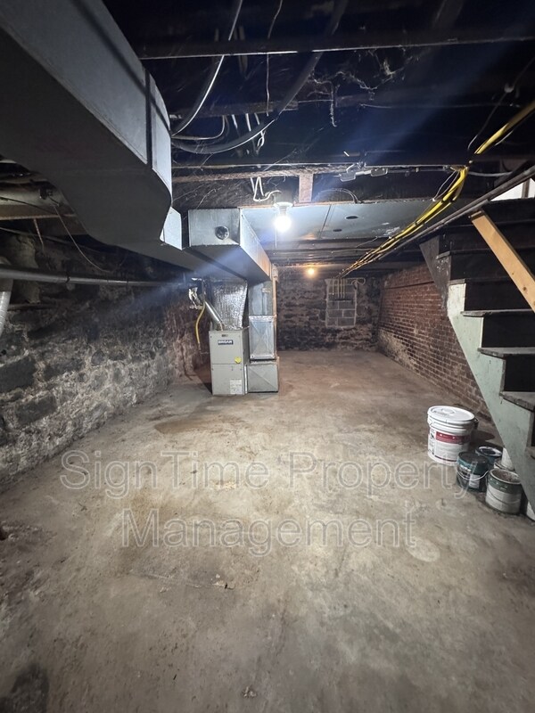 Building Photo - 627 N Mulberry St