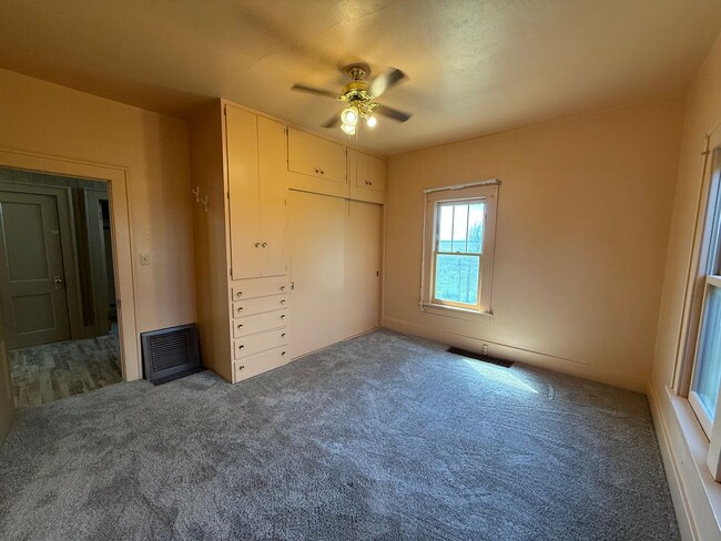 Building Photo - Large Country Home! Pet Friendly!