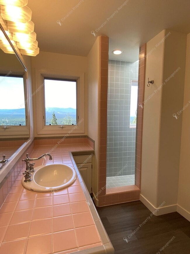 Building Photo - Luxury Living with Unmatched Cascade Views...