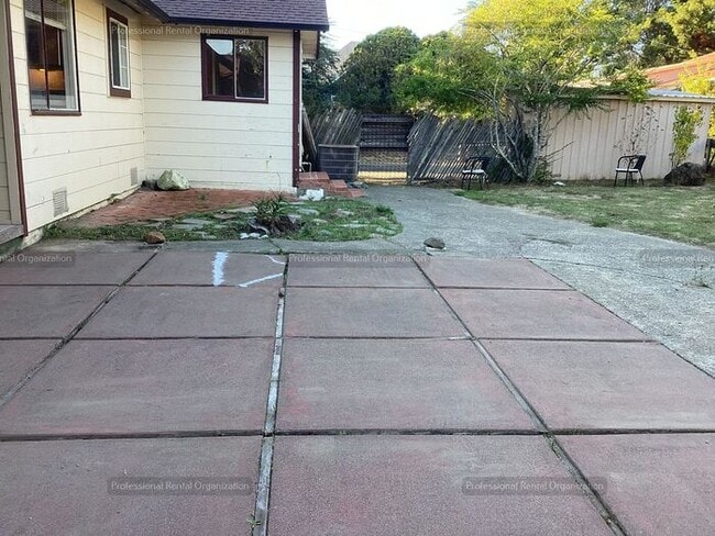 Building Photo - Spacious & cheerfully bright large single-level 2 bedroom in downtown Sebastopol