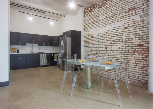 Building Photo - 190 Christopher Columbus Dr