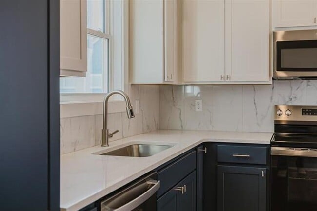 Building Photo - Brand New 5 bed/3.5 bath