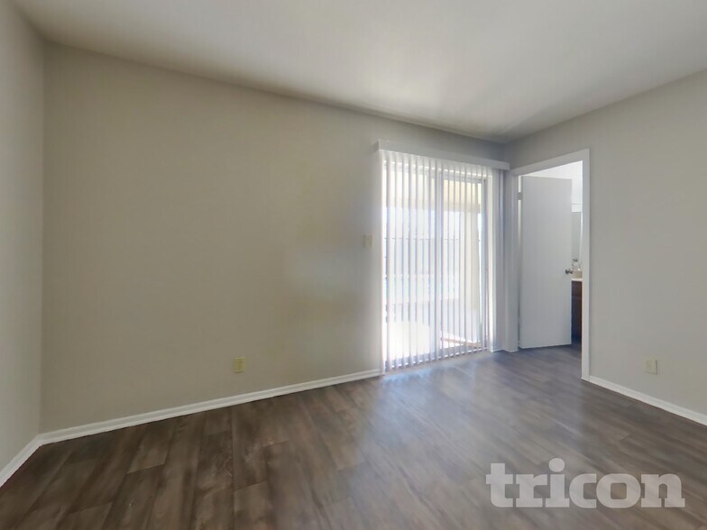 Building Photo - 4323 W Poinsettia Dr