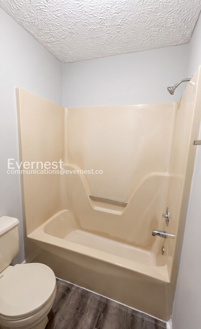 Building Photo - 2 Bed/2 Bath Home with Modern Amenities / Pet-Friendly / Available Now!