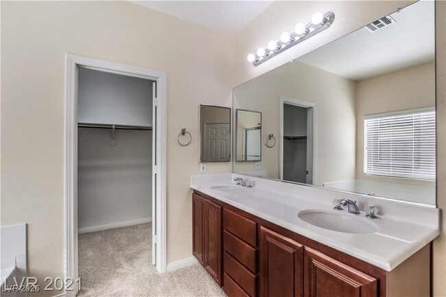 Building Photo - 2121 Silvereye Dr